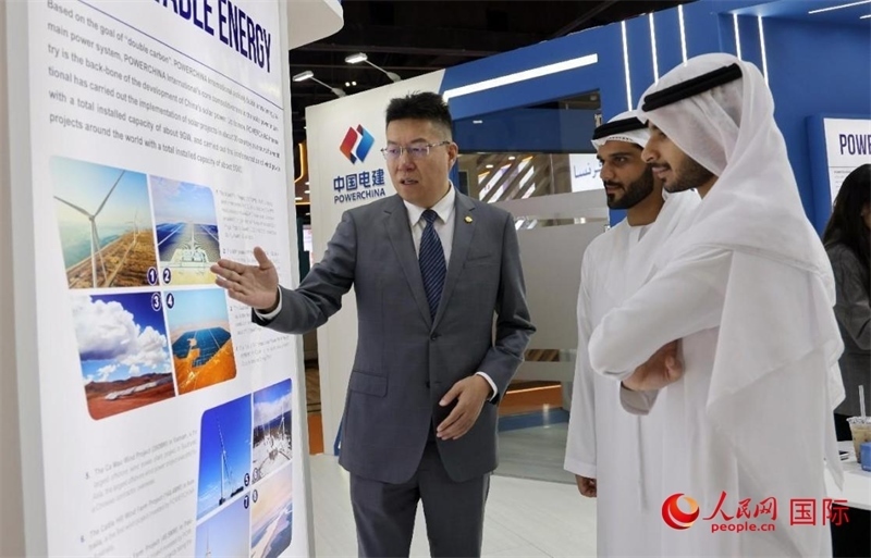 中國(guó)電建中東北非區(qū)域總部負(fù)責(zé)人向觀眾介紹公司承建的可再生能源項(xiàng)目。人民網(wǎng)記者 管克江攝
