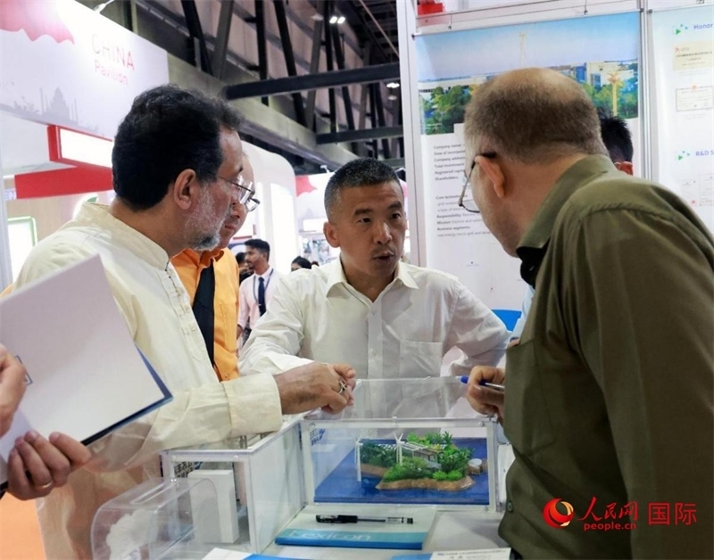 中企推出的綠色能源海水淡化系統(tǒng)吸引了參展商關(guān)注。人民網(wǎng)記者管克江攝