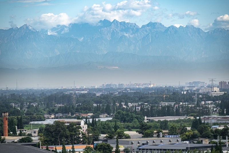 2024年7月1日，成都天氣晴好，遠(yuǎn)處雪山清晰可見(jiàn)。