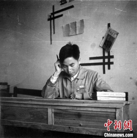 大學(xué)時(shí)期，龍樂豪在教室自習(xí)。(中國(guó)運(yùn)載火箭技術(shù)研究院供圖)