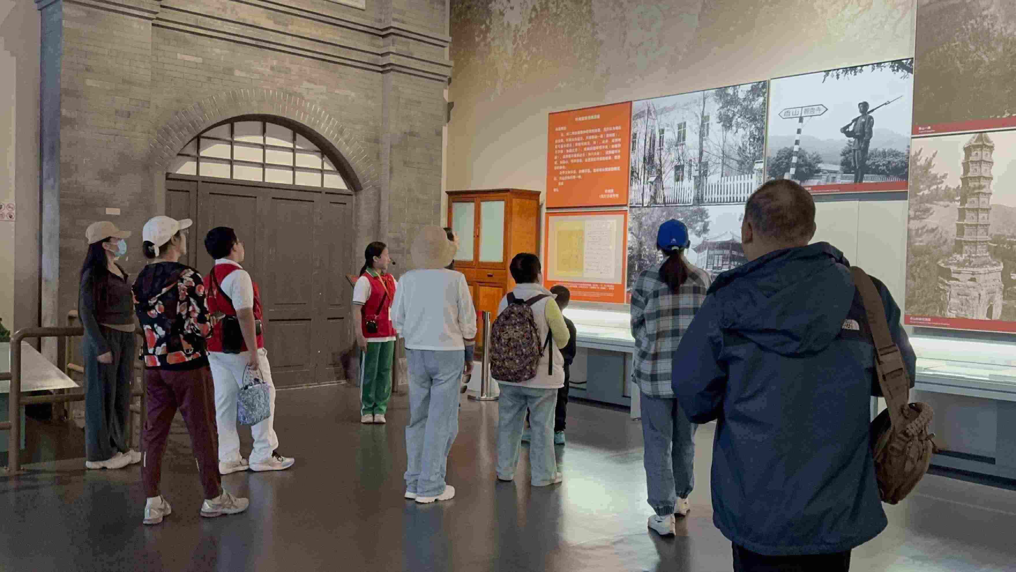 10月4日，北京香山革命紀念館內(nèi)，一名“紅領巾志愿者”正在為參觀者講解。人民網(wǎng)記者 劉微攝