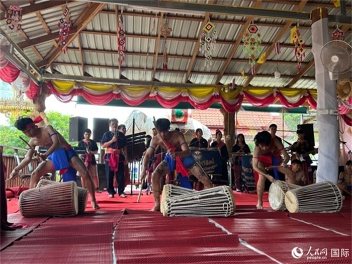 泰國藝術團體給游客表演當地傳統(tǒng)舞蹈。人民網記者 簡承淵攝