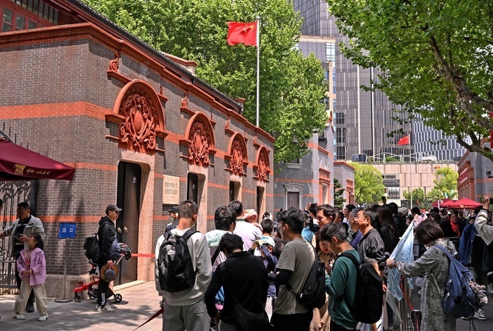 2024年5月3日，游客在位于上海的中共一大會(huì)址前參觀。新華社記者 劉穎 攝