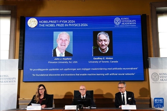 10月8日，在瑞典斯德哥爾摩舉行的2024年諾貝爾物理學(xué)獎公布現(xiàn)場，屏幕顯示獎項(xiàng)得主美國普林斯頓大學(xué)的約翰·霍普菲爾德和加拿大多倫多大學(xué)的杰弗里·欣頓。新華社記者 彭子洋 攝