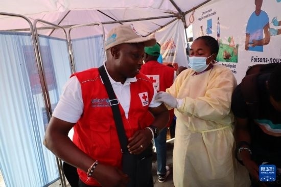 10月5日，在剛果（金）北基伍省首府戈馬市一座醫(yī)院內(nèi)，醫(yī)護(hù)人員為一名聯(lián)合國(guó)兒童基金會(huì)工作人員接種猴痘疫苗。新華社發(fā)（阿蘭·烏亞卡尼攝）