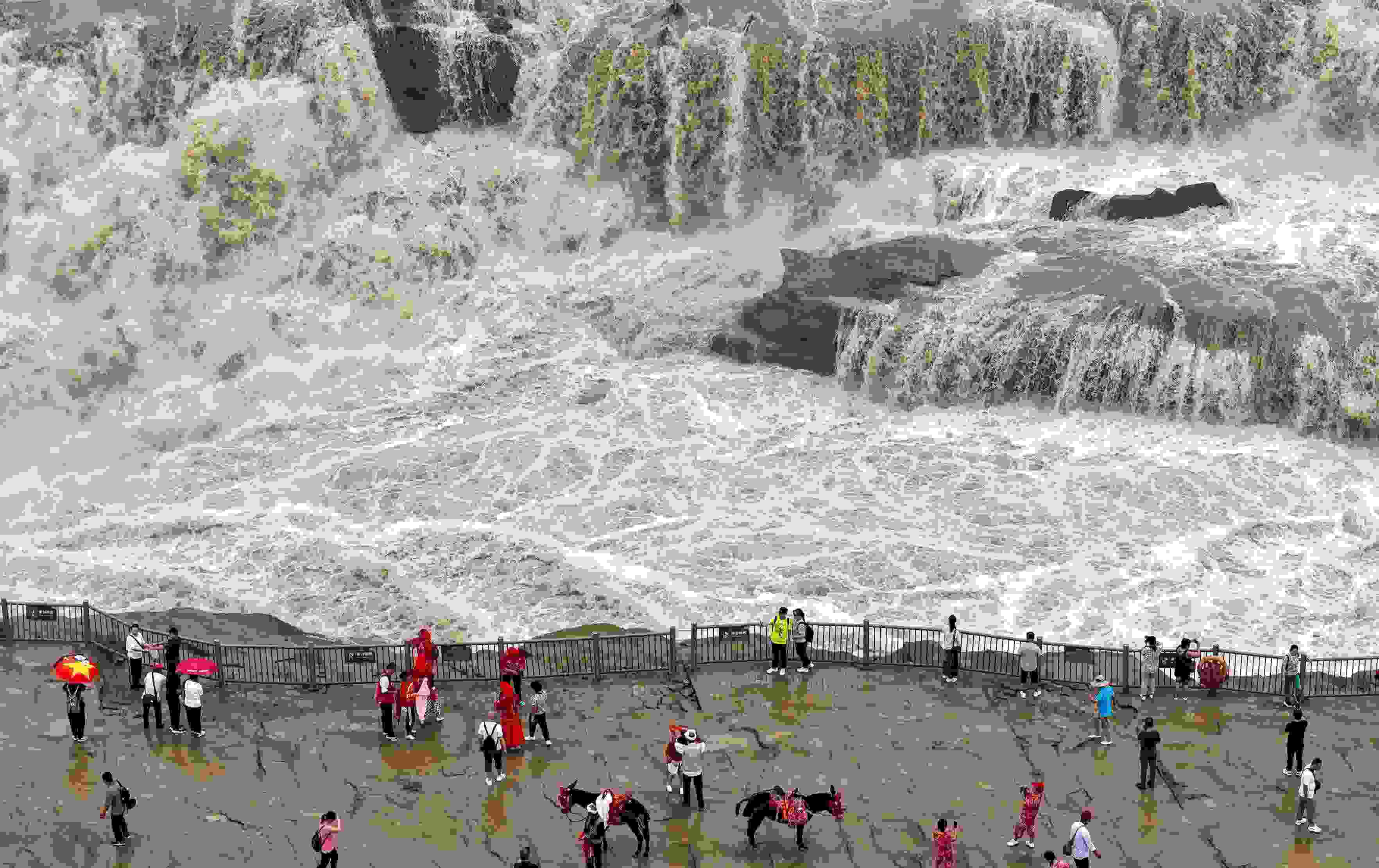 △2024年9月，游客在黃河壺口瀑布景區(qū)游覽。