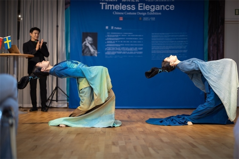 當(dāng)?shù)厝A人舞社成員表演《只此青綠》。斯德哥爾摩中國(guó)文化中心供圖