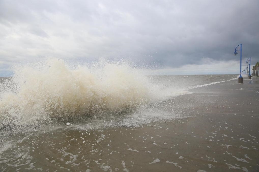 2020年9月15日，受颶風(fēng)“薩莉”影響，美國(guó)路易斯安那州新奧爾良的龐恰特雷恩湖巨浪拍岸。新華社發(fā)（魏蘭攝）