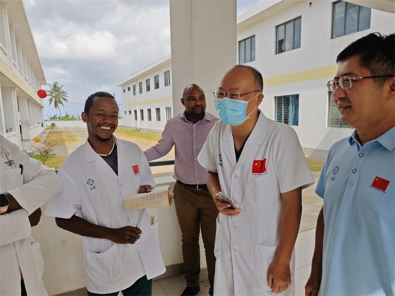 中桑醫(yī)護(hù)人員合作愉快。中國援桑醫(yī)療隊 供圖