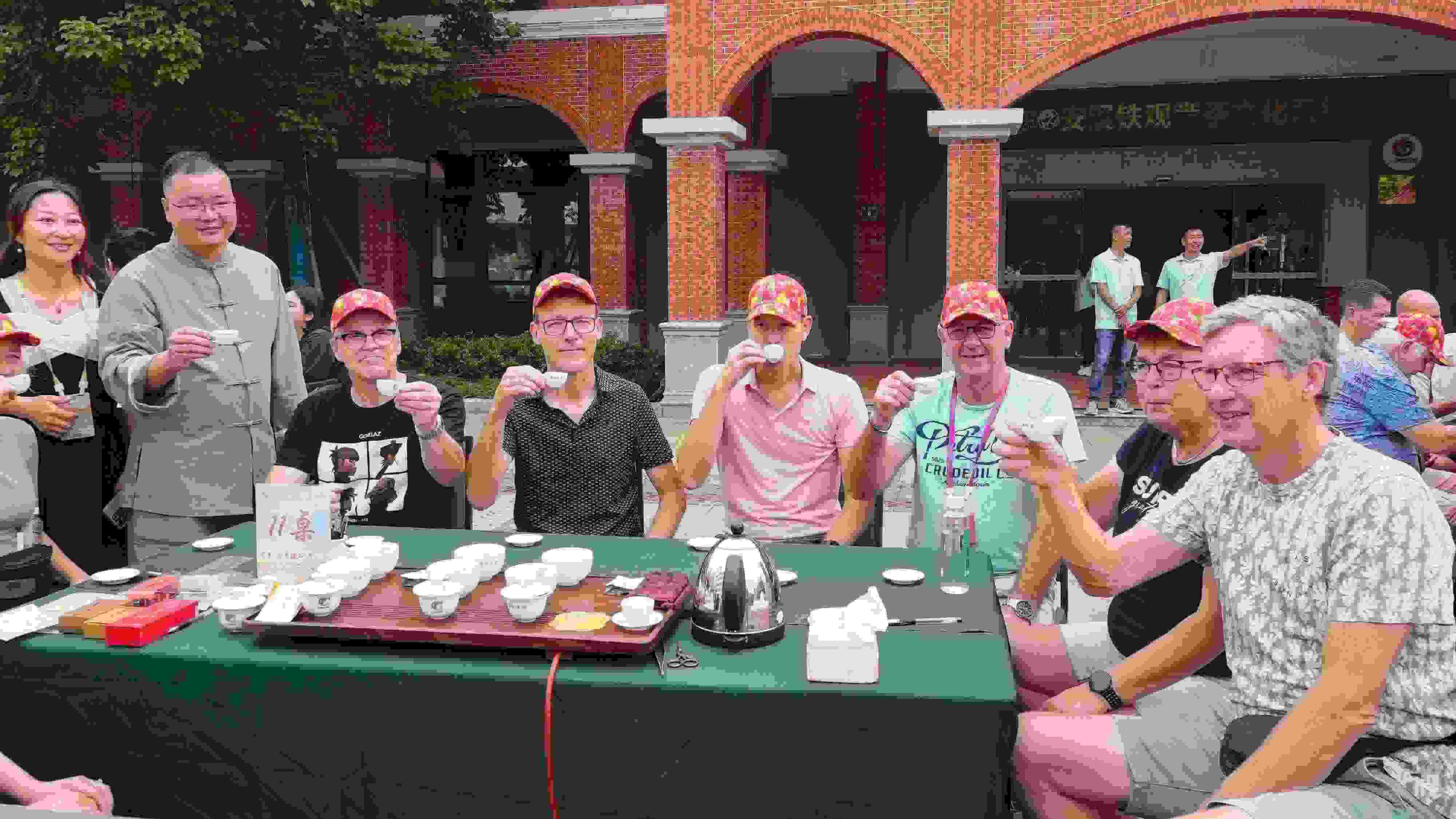 2023年10月4日，福建泉州，外國人品中國茶。