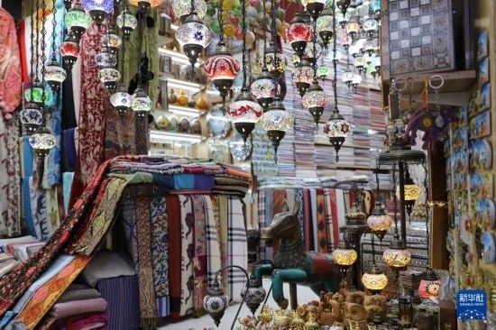 這是10月8日在阿曼首都馬斯喀特的穆特拉市集拍攝的一家店鋪。新華社記者 汪強 攝