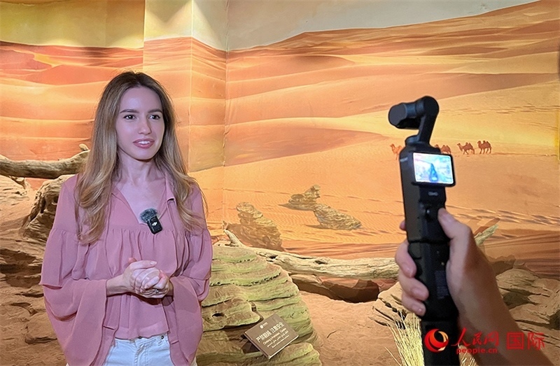 麗娜在吐魯番坎兒井源景區(qū)錄制視頻。人民網(wǎng)記者 曾書柔攝