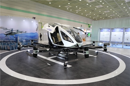 “智慧生活周”博覽會上展出的低空飛行器。人民網記者 莽九晨攝