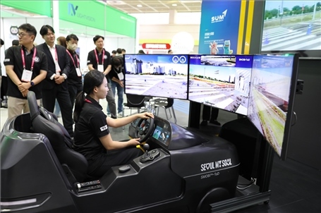 “智慧生活周”博覽會上展示的模擬駕駛系統(tǒng)。人民網記者 莽九晨攝