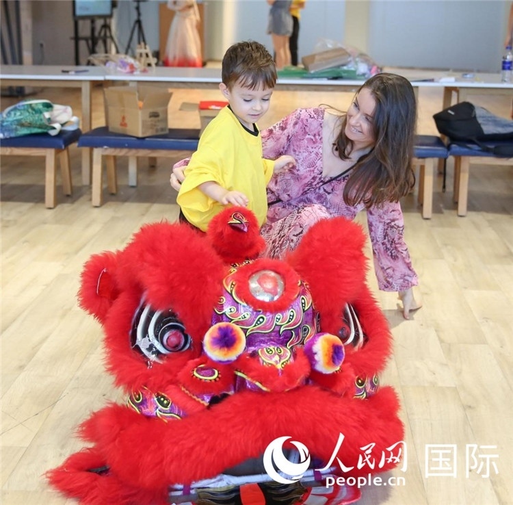 一名兒童在感受舞獅。人民網(wǎng)中東中心分社塔里克·易卜拉欣攝