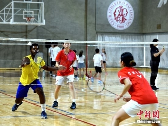 當(dāng)?shù)貢r(shí)間10月12日，巴西圣保羅，中國高校羽毛球代表團(tuán)和巴西羽毛球協(xié)會(huì)運(yùn)動(dòng)員切磋球技。 