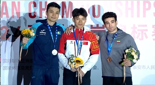 伍鵬（中）奪得男子速度項(xiàng)目冠軍。主辦方供圖