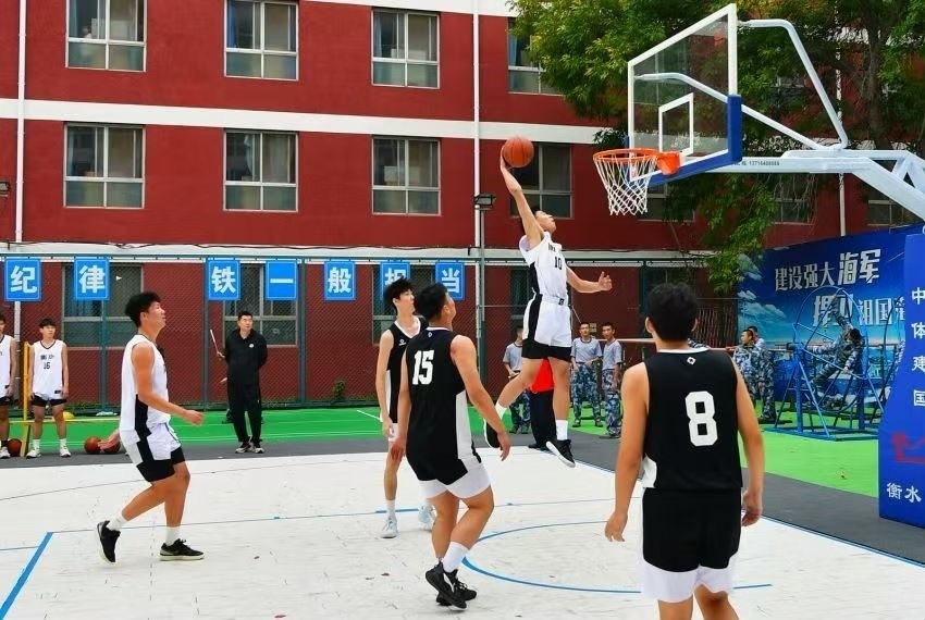 全天候室外運(yùn)動木地板籃球場上精彩激烈的籃球賽。 主辦方供圖