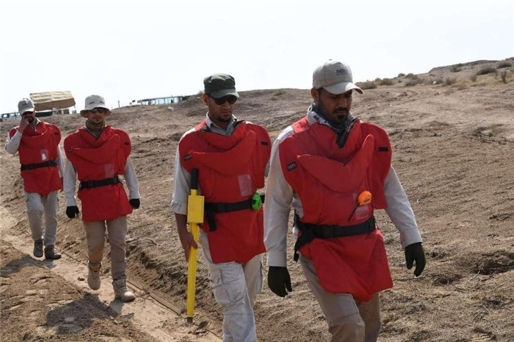 工作人員前往排雷。中國(guó)海油供圖