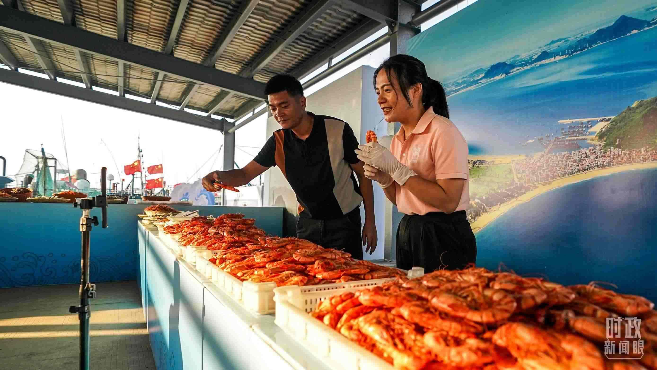 △正在直播賣貨的澳角村村民。（總臺記者李晉拍攝）