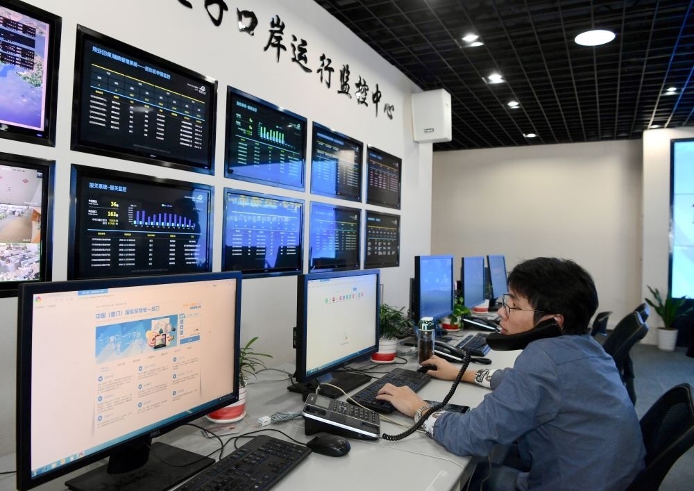 在中國（福建）自由貿易試驗區(qū)廈門片區(qū)，國際貿易“單一窗口”工作人員在網上受理業(yè)務（2018年11月15日攝）。“單一窗口”是關檢等口岸部門、地方政府相關部門、金融機構等共同參與的口岸管理共享平臺。貿易商能夠通過一個入口提交貨物進出口或轉運所需要的單證或電子數(shù)據，實現(xiàn)“一個平臺、一點接入、一次申報、一次辦結”。