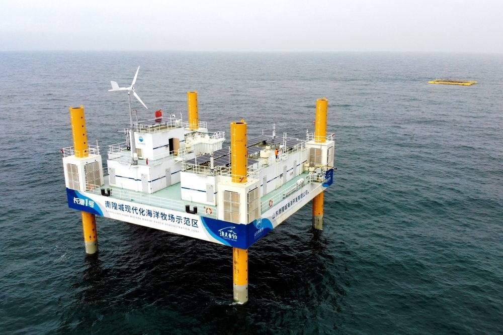 這是應用5G技術的山東長島綜合試驗區(qū)南隍城國家級海洋牧場示范區(qū)海上平臺（2020年8月8日攝，無人機照片）。中國（山東）自由貿易試驗區(qū)設立以來，一系列大膽試、大膽闖、自主改的政策逐步落實，制度創(chuàng)新打通堵點、釋放活力，成為深化對外開放、發(fā)展海洋經濟的重要抓手。