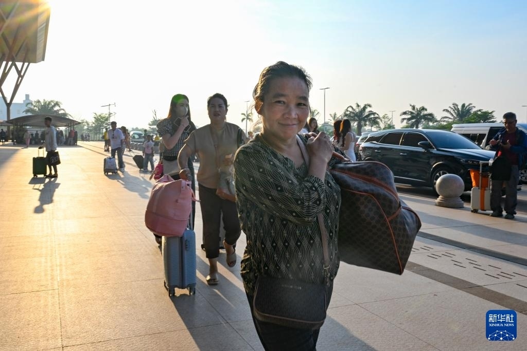 這是10月12日在老撾萬(wàn)象中老鐵路萬(wàn)象站拍攝的一名女子。新華社記者 程一恒 攝