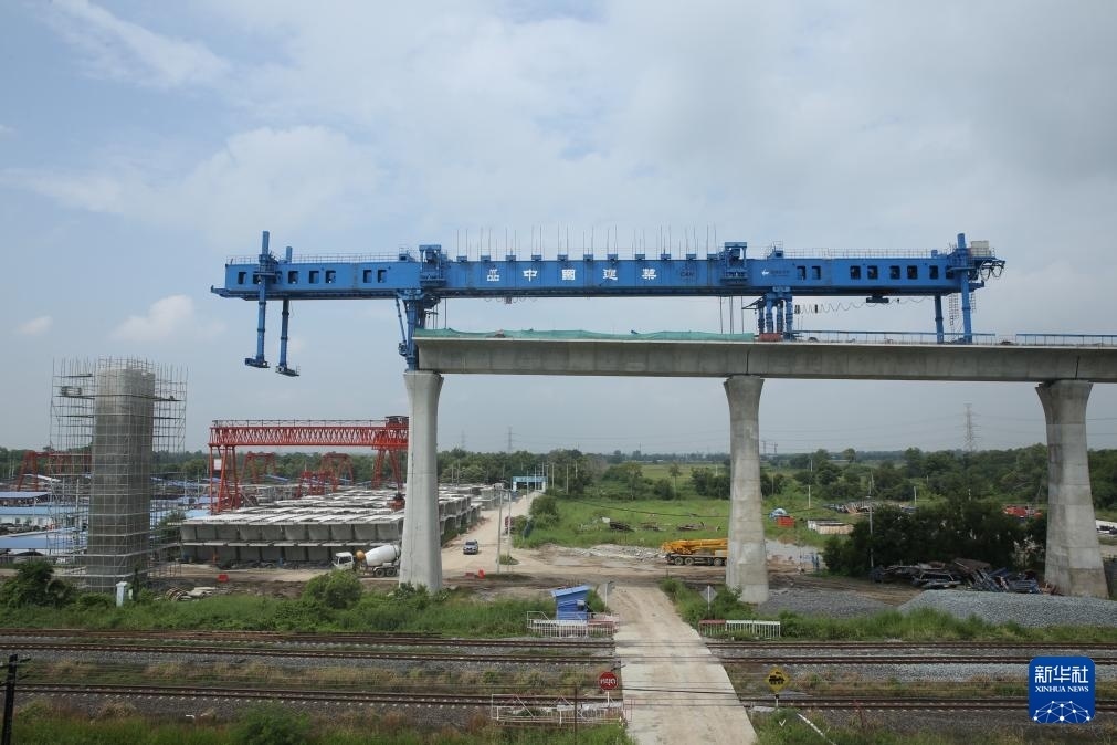 這是10月11日拍攝的位于泰國(guó)大城府的中泰高鐵項(xiàng)目4-3標(biāo)段施工現(xiàn)場(chǎng)。新華社記者 孫瑋彤 攝