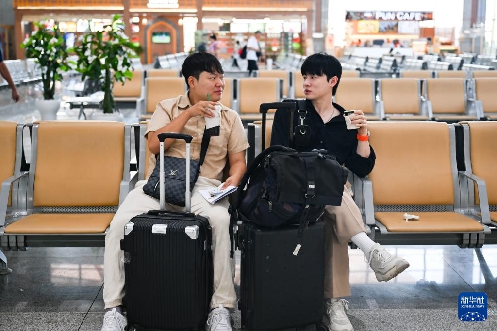 10月12日，在老撾萬(wàn)象中老鐵路萬(wàn)象站候車廳，兩名乘客在等候列車。新華社記者 程一恒 攝