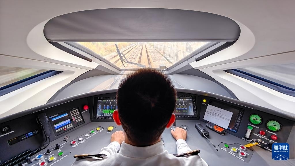 9月12日，司機(jī)駕駛高速動(dòng)車組列車行駛在雅萬(wàn)高鐵上（手機(jī)照片）。新華社記者 徐欽 攝