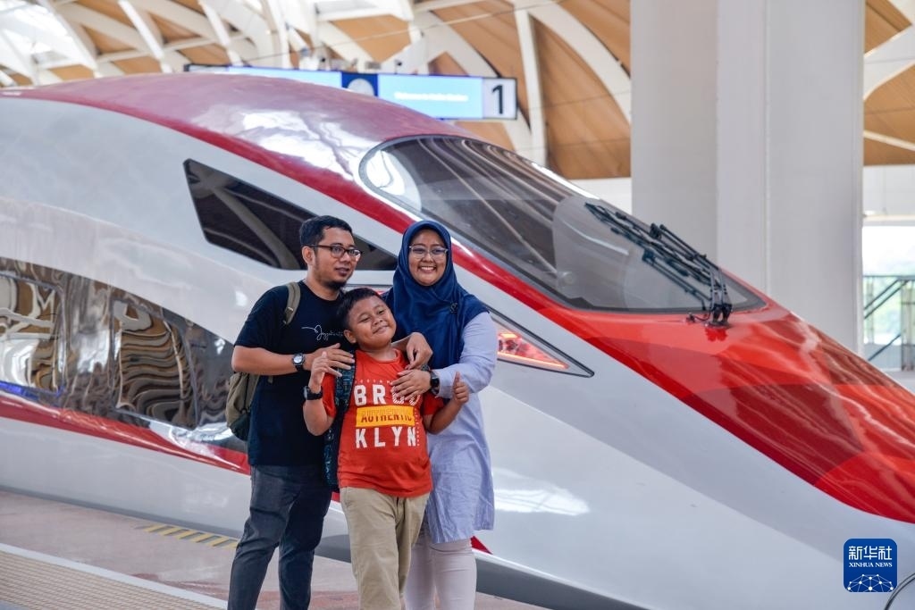 4月17日，在印度尼西亞雅加達(dá)哈利姆站站臺(tái)，乘客和雅萬(wàn)高鐵高速動(dòng)車組列車合影。新華社記者 徐欽 攝