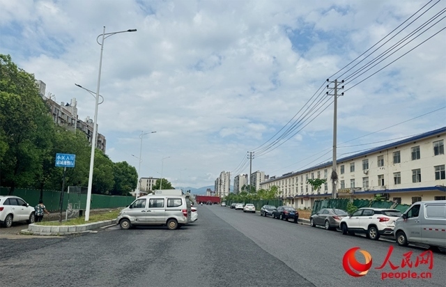 麗水佳園小區(qū)入口外及長(zhǎng)富大道上停滿了車輛。人民網(wǎng)記者 邱燁攝