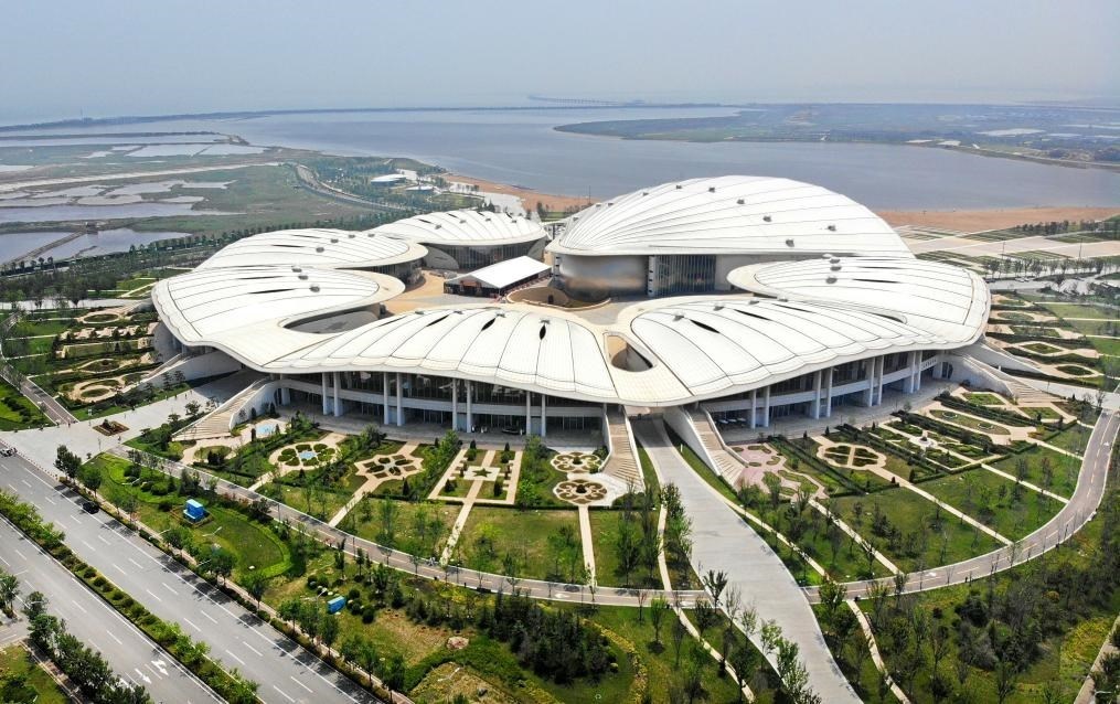 位于中國—上海合作組織地方經(jīng)貿(mào)合作示范區(qū)的青島·上合之珠國際博覽中心（2024年7月18日攝，無人機(jī)照片）。新華社記者李紫恒攝
