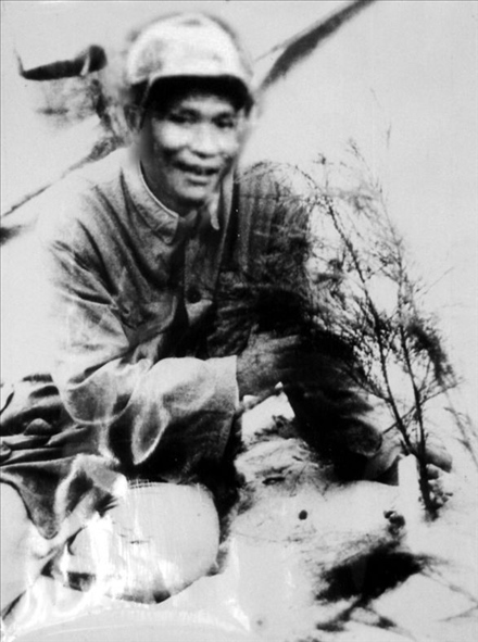 谷文昌與試種成活的木麻黃（資料照片）。