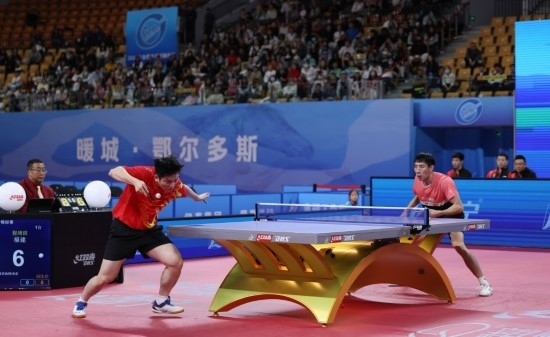 10月18日，上海隊(duì)選手樊振東（左）在單打比賽中發(fā)球。他3:2戰(zhàn)勝福建隊(duì)選手程靖淇。新華社記者 王楷焱 攝