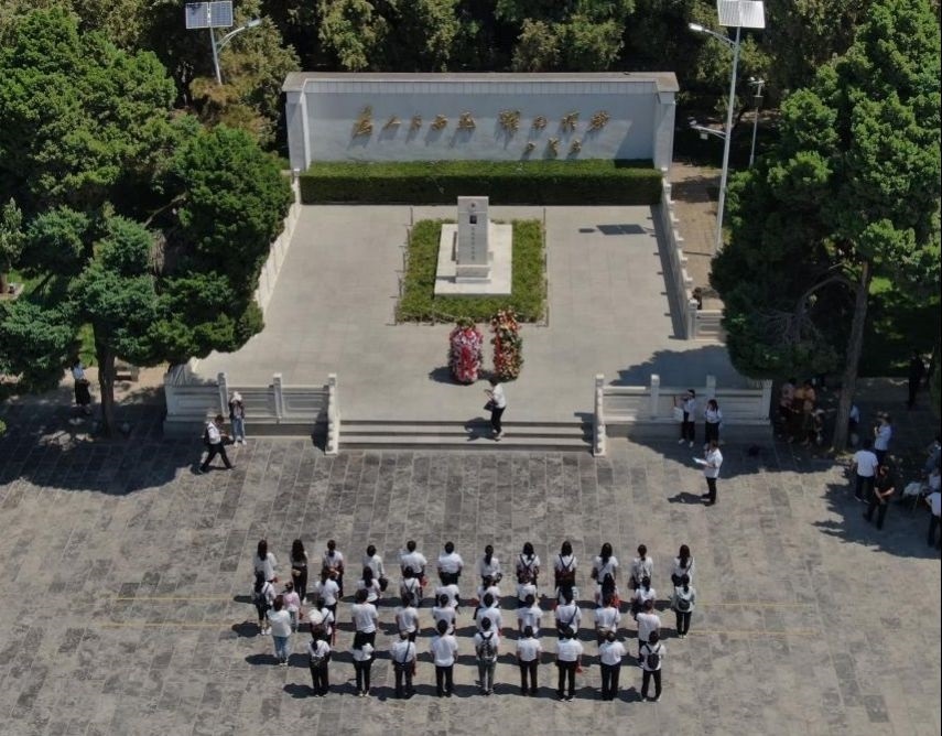 2021年6月24日，參觀者在位于河南省蘭考縣的焦裕祿紀(jì)念園瞻仰焦裕祿烈士墓（無人機(jī)照片）。新華社記者 李安 攝