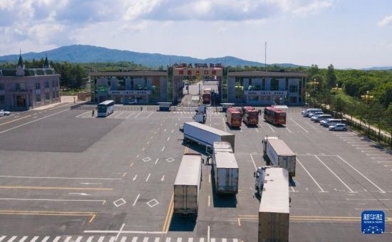 2019年6月22日，往返于中國和俄羅斯的貨車在中俄琿春口岸前排隊等待通關（無人機照片）。