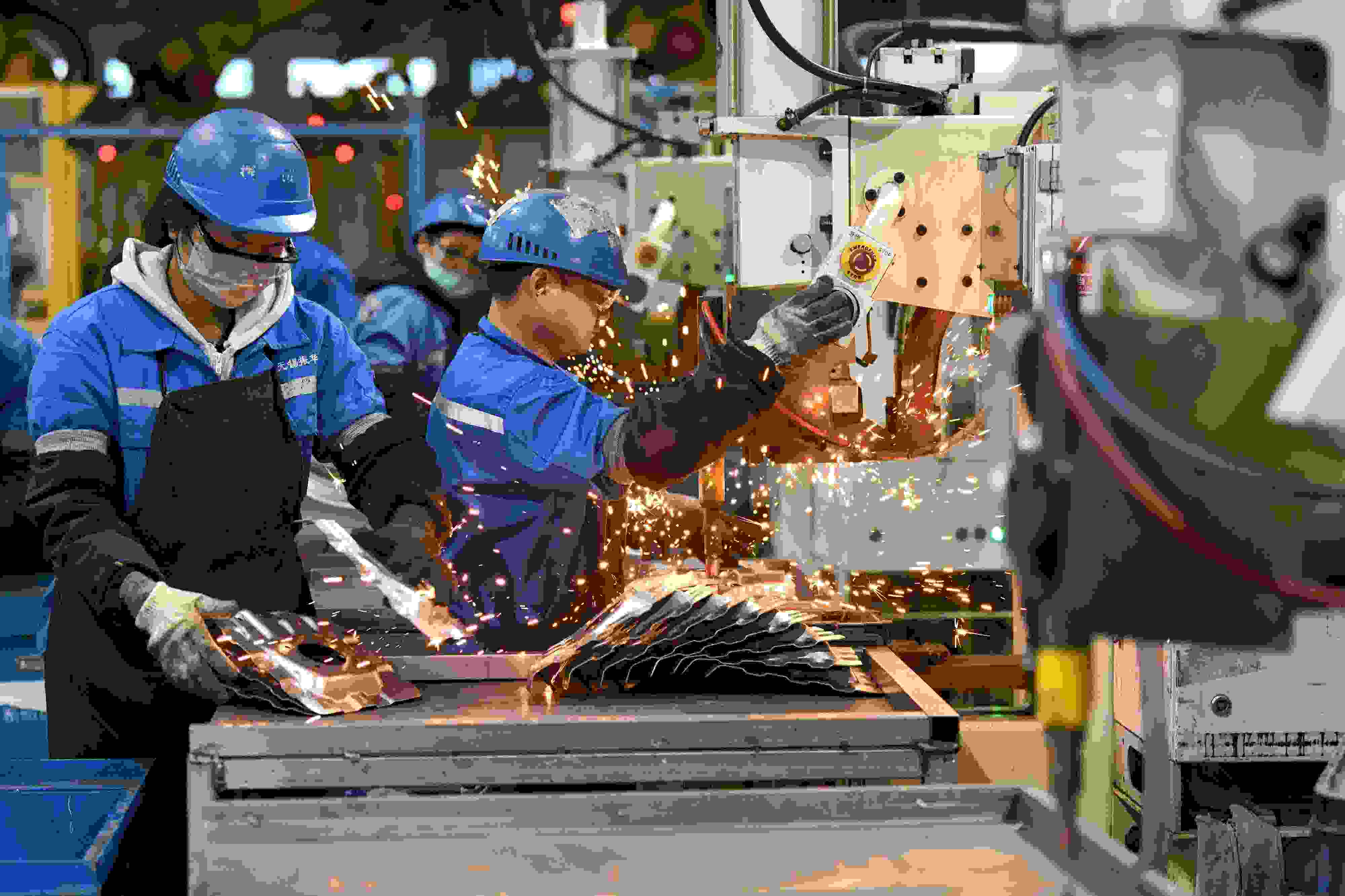 2023年2月7日，福建省寧德市蕉城區(qū)一家汽車(chē)零部件生產(chǎn)企業(yè)的生產(chǎn)線(xiàn)上一派繁忙景象。