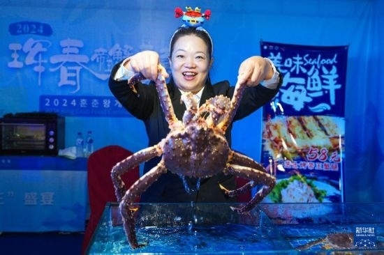 9月19日，在吉林省琿春市，商家在展示售賣的帝王蟹。新華社記者 許暢 攝