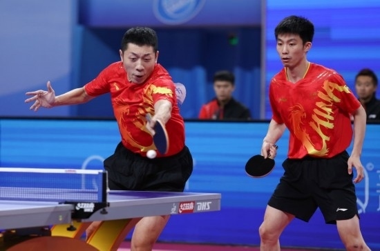 10月18日，上海隊(duì)組合許昕（左）/周愷在雙打比賽中。他們3:0戰(zhàn)勝福建隊(duì)組合曾蓓勛/陳俊菘。新華社記者 王楷焱 攝