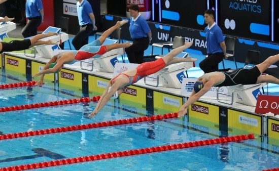 10月18日，中國選手張雨霏（右二）在女子50米自由泳預(yù)賽中出發(fā)。新華社記者 方喆 攝