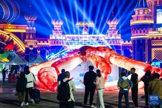 9月19日，游客在吉林省琿春市的2024琿春帝王蟹美食嘉年華現(xiàn)場游玩。新華社記者 許暢 攝