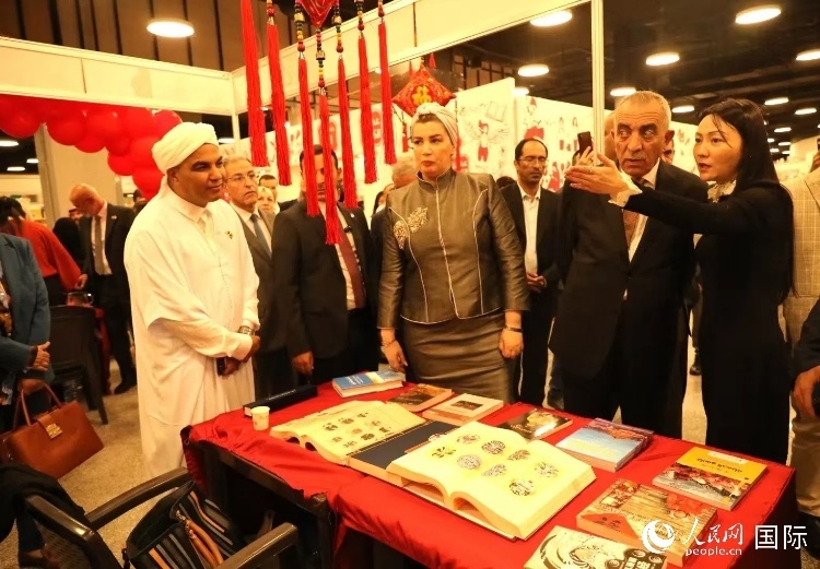 第二十三屆約旦安曼國際書展于10月10日至19日在約旦展覽中心舉行，約旦政府和民間各界人士在中國展臺翻閱圖書，熱烈交流互動，感受中華文化之美。人民網(wǎng)記者 李瀟攝