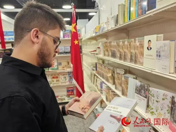 第二十三屆約旦安曼國際書展于10月10日至19日在約旦展覽中心舉行，約旦政府和民間各界人士在中國展臺翻閱圖書，熱烈交流互動，感受中華文化之美。人民網(wǎng)記者 李瀟攝