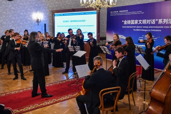 2024年9月24日，在俄羅斯喀山，俄羅斯喀山室內(nèi)樂團(tuán)演奏傳統(tǒng)曲目。“金磚國家文明對話”系列活動(dòng)24日在俄羅斯喀山舉行，來自中國、俄羅斯、巴西、印度、南非、伊朗等金磚國家的相關(guān)機(jī)構(gòu)、各領(lǐng)域?qū)＜覍W(xué)者及青年代表等300多人參加。新華社記者 曹陽 攝