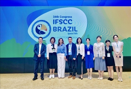 百雀羚集團(tuán)高層與研發(fā)團(tuán)隊(duì)。受訪方供圖