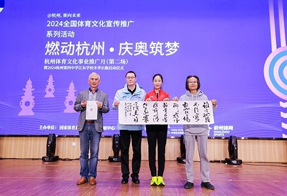 王麗萍與藝術(shù)家們共同創(chuàng)作主題作品。主辦方供圖