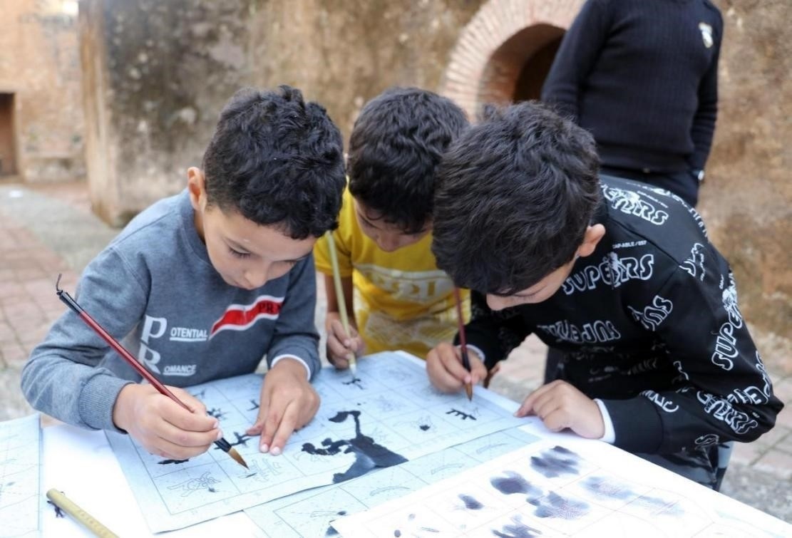 一起學(xué)書法。拉巴特中國(guó)文化中心供圖