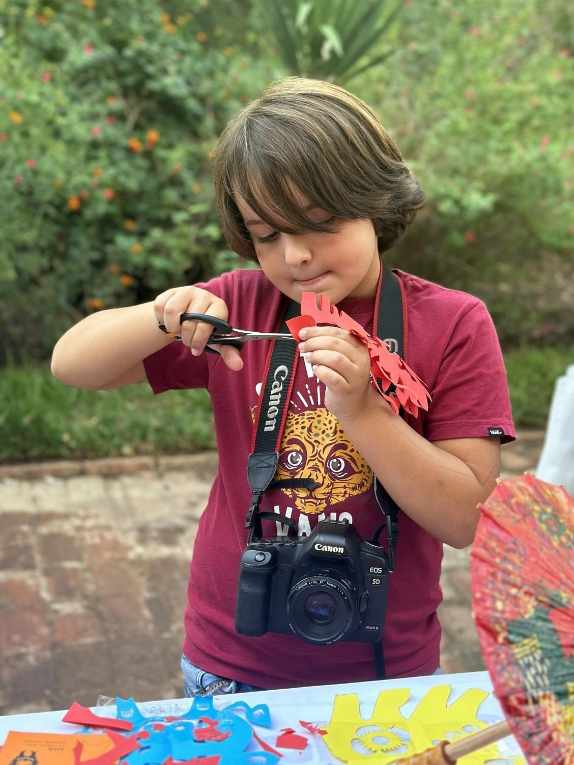 專心致志學(xué)剪紙。拉巴特中國(guó)文化中心供圖