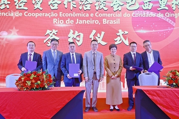 企業(yè)家在活動現(xiàn)場參與項目簽約儀式。人民網(wǎng)記者 陳海琪攝